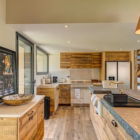 Papillon - Alpes Travel - Detached - Les Praz - Sleeps 8-10 *