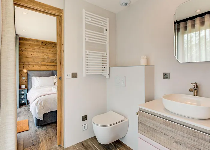 Papillon - Alpes Travel - Detached - Les Praz - Sleeps 8-10 Chalet *